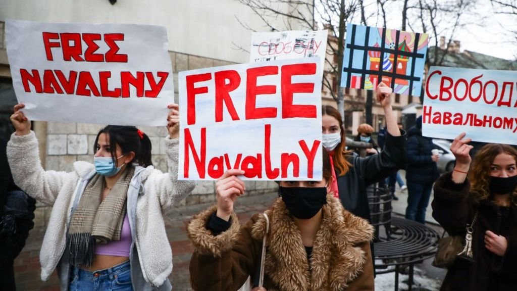 Navalny protests: Russia threatens TikTok with fines over protest posts
