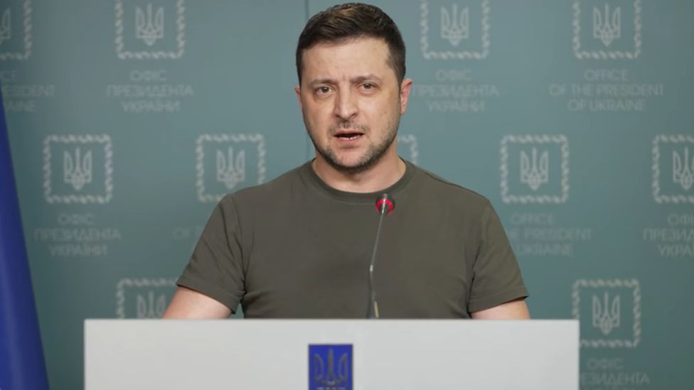 War in Ukraine: Zelensky urges Ukrainians to go on the offensive
