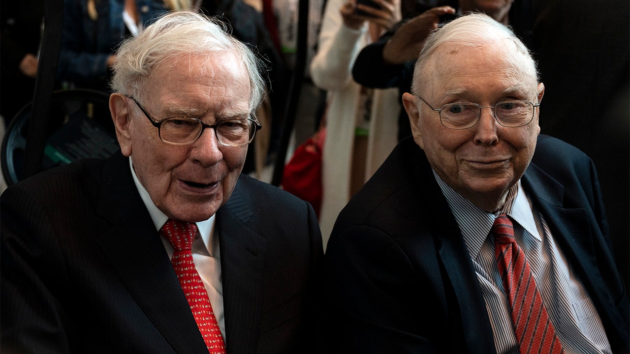 Buffett compares Wall Street to gamblers, would trust 'monkeys' over financial advisers