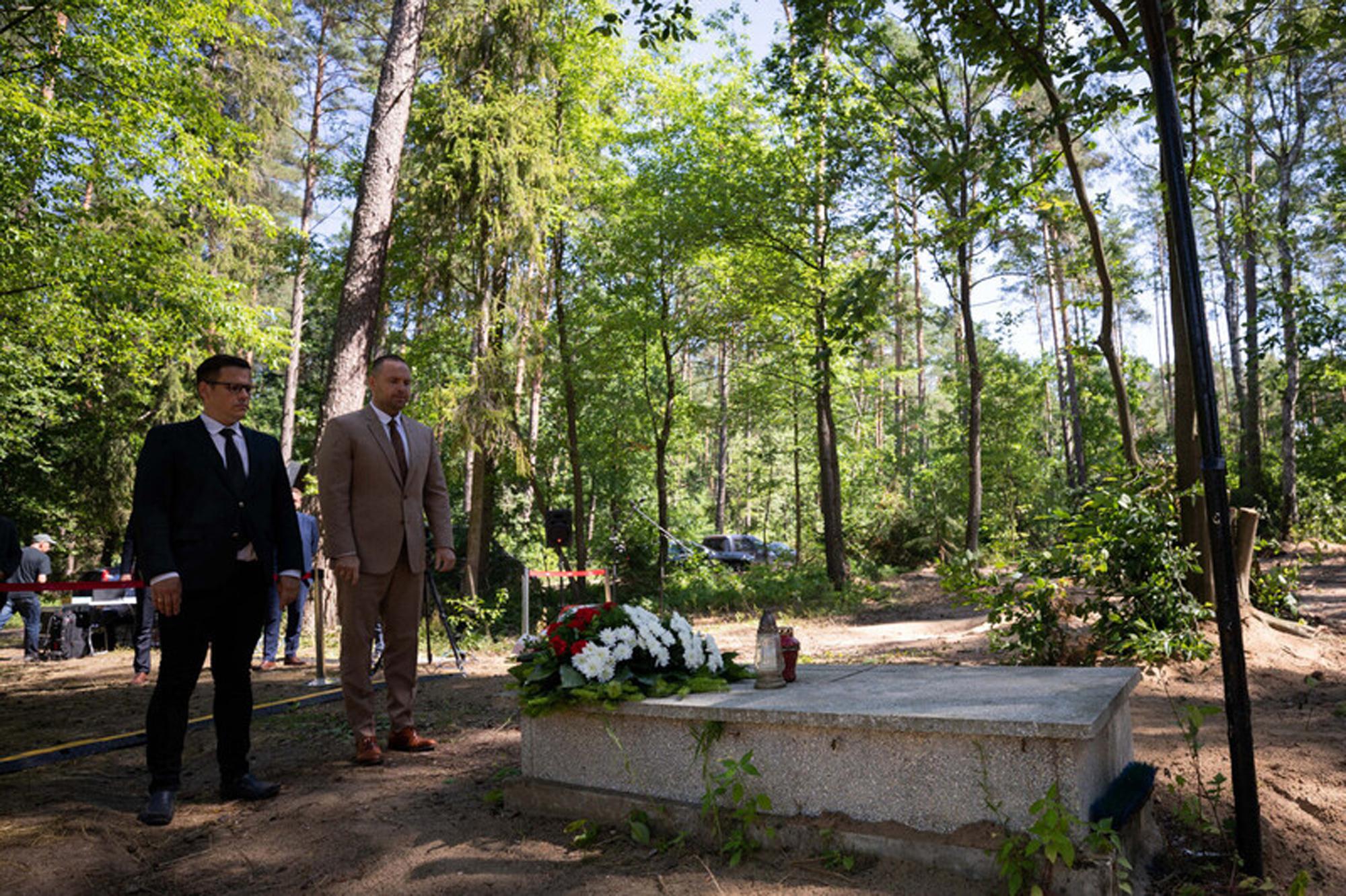 Ashes of 8,000 WWII victims found in two Poland mass graves