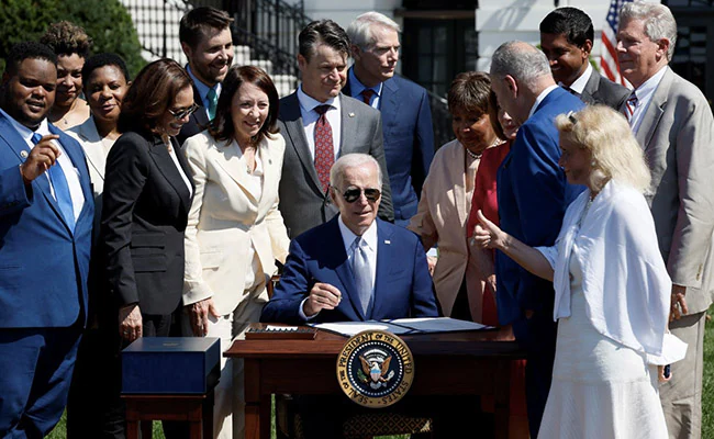 Biden Signs Order On $52 Billion Semiconductor Chips Law Implementation