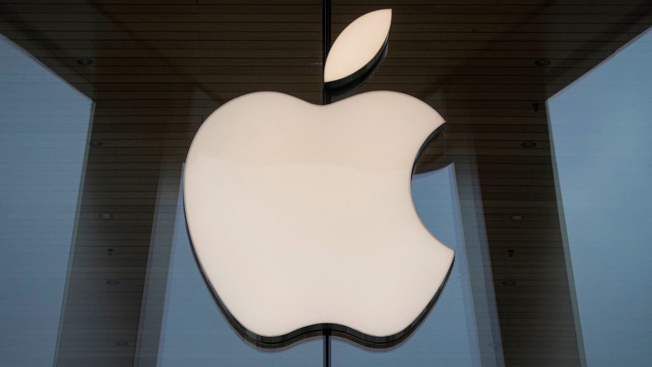 Apple blocks Russian social media and communication sites, removing them from the app store