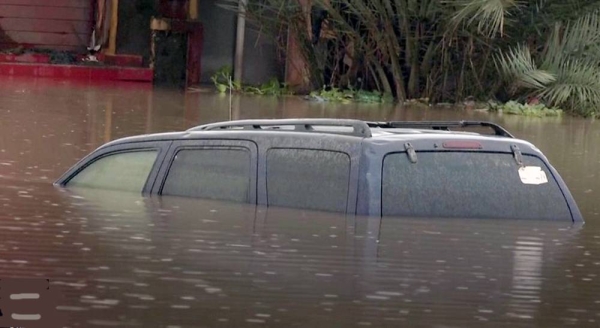Nigeria floods: People evacuate on top of cars